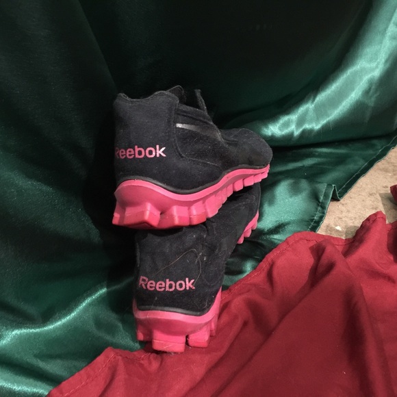 Pink and black Reebok’s - Picture 3 of 3